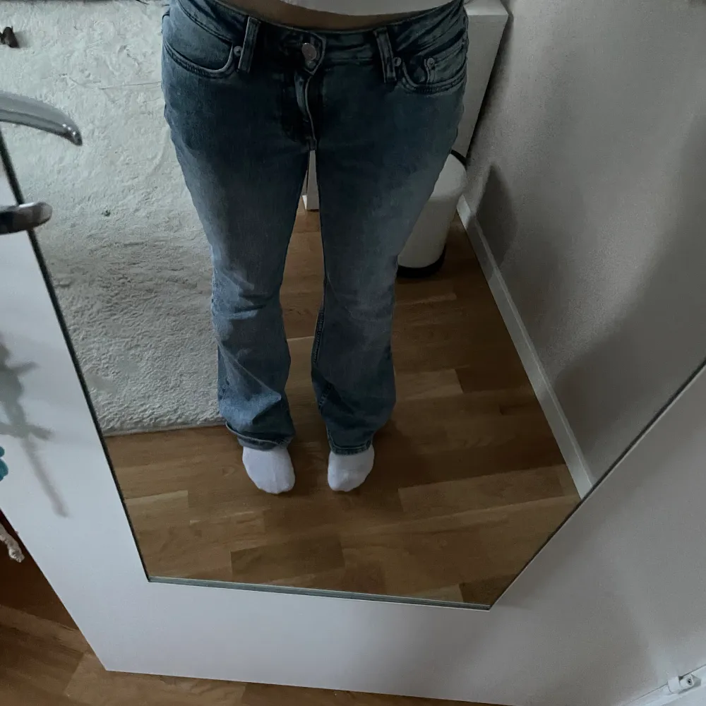 Skit snygga jeans från weekday🛍️ är perfekta om man är ungefär 165 men funkar till kortare o längre🙌 använda få tal gånger men inga tecken💋. Jeans & Byxor.