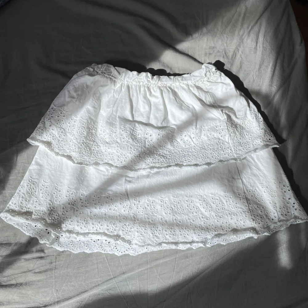 Säljer denna fina vita kjol från Zara. Älskar denna och endast använd fåtal gånger och är i superbra skick. Säljs då den är för liten. Från Zaras barnavdelning i storlek 164 så passar xs🤍. Kjolar.