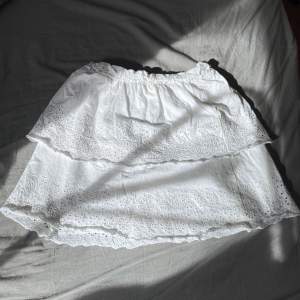 Säljer denna fina vita kjol från Zara. Älskar denna och endast använd fåtal gånger och är i superbra skick. Säljs då den är för liten. Från Zaras barnavdelning i storlek 164 så passar xs🤍