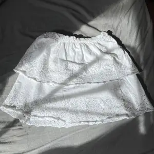 Säljer denna fina vita kjol från Zara. Älskar denna och endast använd fåtal gånger och är i superbra skick. Säljs då den är för liten. Från Zaras barnavdelning i storlek 164 så passar xs🤍