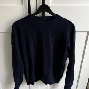 Mörkblå Soft Goat kashmir tröja. Ett litet hål på högerarm (som kan ses på sista bilden).