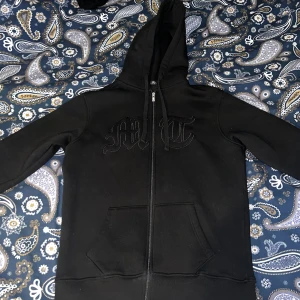 Tuttolente hoodie - Säljer min nya hoodie. Skick 10/10 som ny. Storlek M. Skriv för fler bilder. 