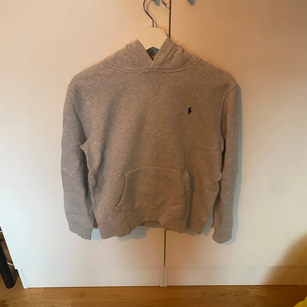 Grå Polo Ralph lauren hoodie storlek 160 (14-16 år) pris kan diskuteras . Hoodies.