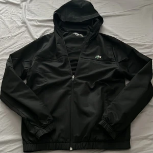 Lacoste Vind Jacka  - Storlek M i ny schick använd två gånger bara orginal priset är 1900kr väldigt få av den.