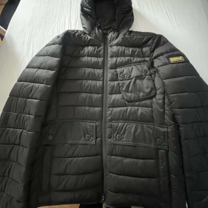 Dunjacka - Säljer då den inte kommer till användning. Använd en höst, är i fint skick. Äkta, köpt på johnells. 