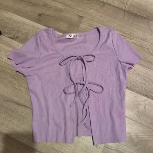 Topp - Lila topp från Nova of Sweden, knyter där framme.