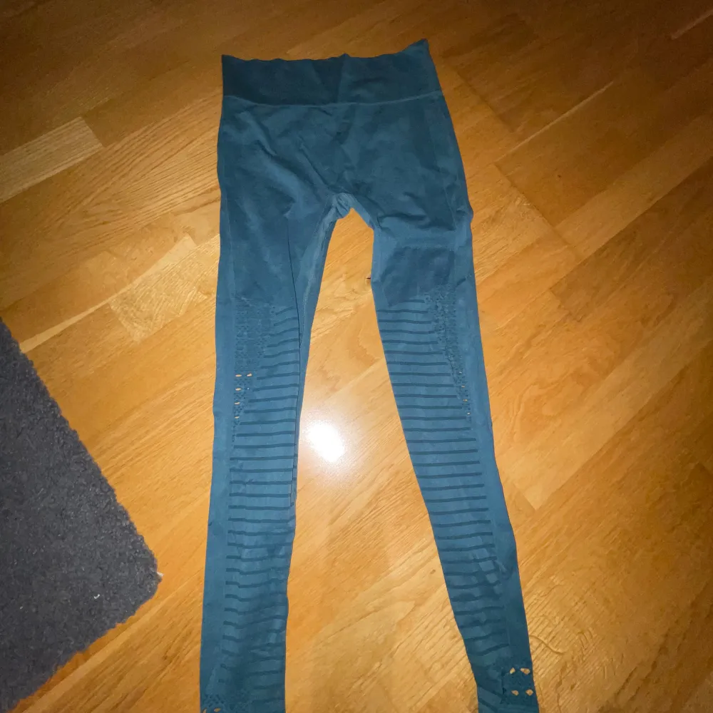 Säljer ett par träningsbyxor som är i bra skick och använda några gånger, färgen är typ blå/grön något sånt vet inte vart jag köpt dem eller vad den kostar men säljer för 30kr. Jeans & Byxor.