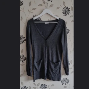 Vero Moda mörkgrå kofta, Strl: M / Medium, knappar och fickor, långärmad, - Vero Moda mörkgrå kofta, Strl: M / Medium, knappar och fickor, långärmad. OBS! Jag kan inte skicka något vecka 26.