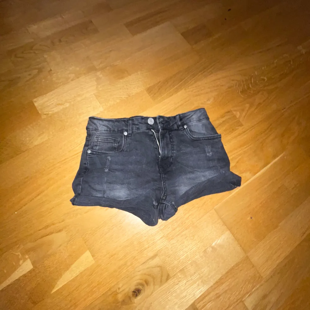 Säljer mina oanvända jeans short från New Yorker, köpte dem i somras och har inte användt dem, köpt för 100kr men säljer för 60kr, jätte snygga men dem passade inte mig. Shorts.