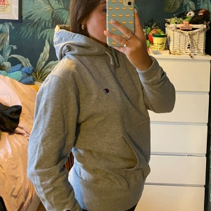 Grå hoodie - Grå hoodie i härligt material och fin luva.  Jag har vikt upp muddarna i ärmarna så de kan man även vika ner.  Fin grå färg och är i nyskick.  Köpt för fler år sen men väldigt bra kvalité. 