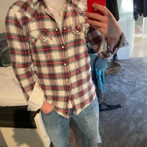 Levis skjorta - Sjukt snygg rutig skjorta från Levis. Sparsamt använd.
