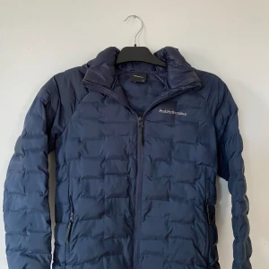 Peak performance jacka  - Den är i helt okej skick förutom att den har 2 små hål 