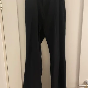 Kostymbyxor  - Jättefina kostymbyxor med bootcut. Säljer då dom är alldeles för små för mig. Pris går att diskutera🩷🩷 skriv vid frågor/ fler bilder 