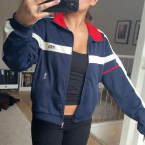 Säljer en snygg vintage Fila tröja i storlek XS. Köpt på secondhand. Den är i jättefint skick. Skriv om du har några frågor💞