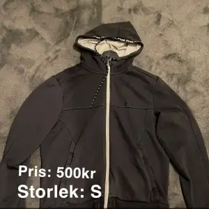 Säljer denna underbara Hugo Boss Tröjan. Mycket bra skick. I storlek S. Vid köp kontakta mig! Kan fraktas eller träffas i göteborg. 