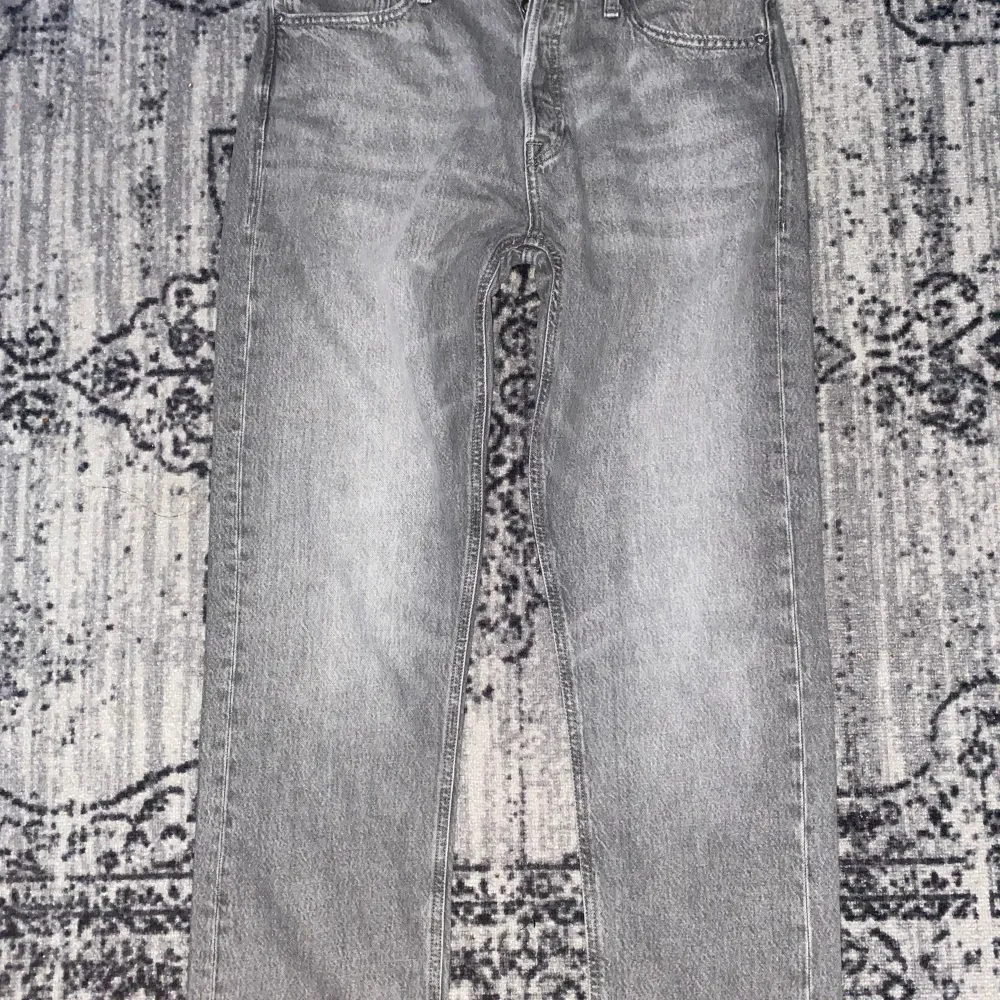 Jack Jones Relaxed Chris jeans köpt för 599kr, använd 1 gång Max. För er som gillar relaxed fit, var inte för mig.  Stl, 32/32  . Jeans & Byxor.
