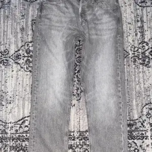 Jack Jones Relaxed Chris jeans köpt för 599kr, använd 1 gång Max. För er som gillar relaxed fit, var inte för mig.  Stl, 32/32  