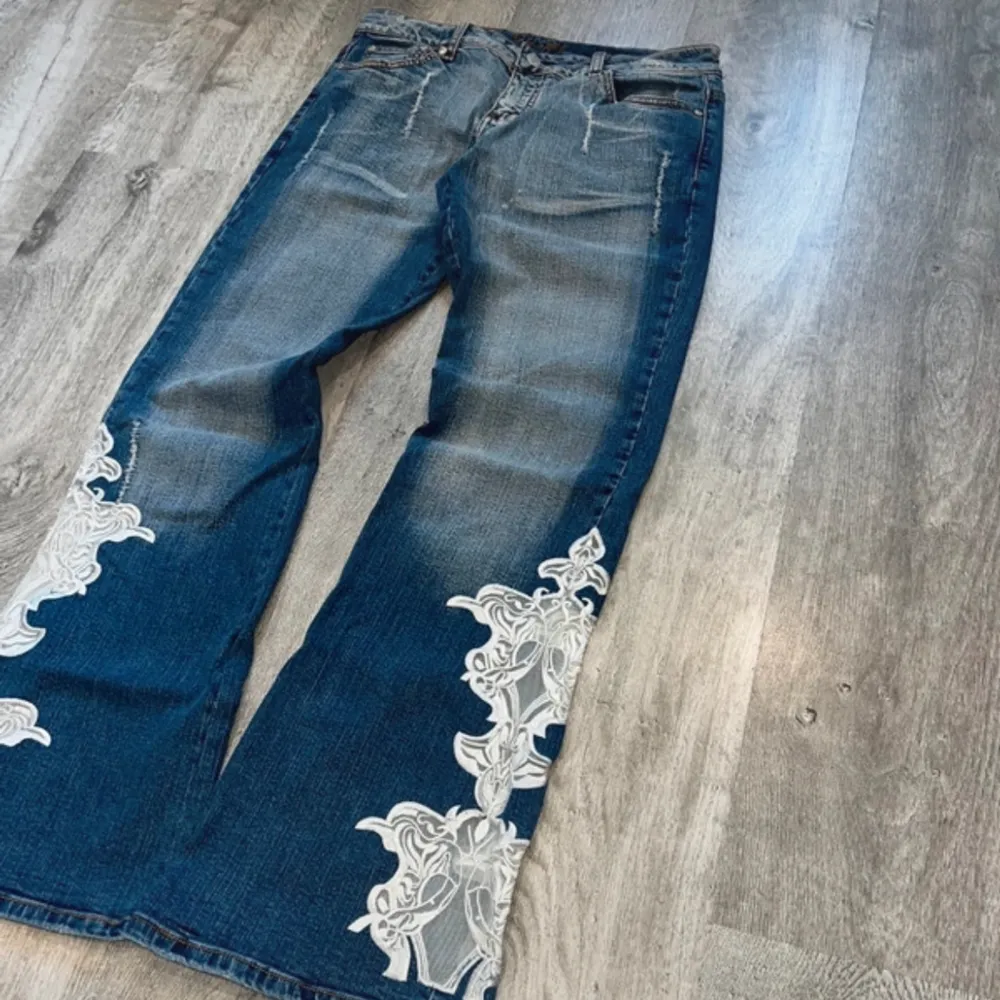 Jättesnygga lågmidjade jeans! Storlek M! Skriv gärna för fler detaljer!! 💕🔥. Jeans & Byxor.