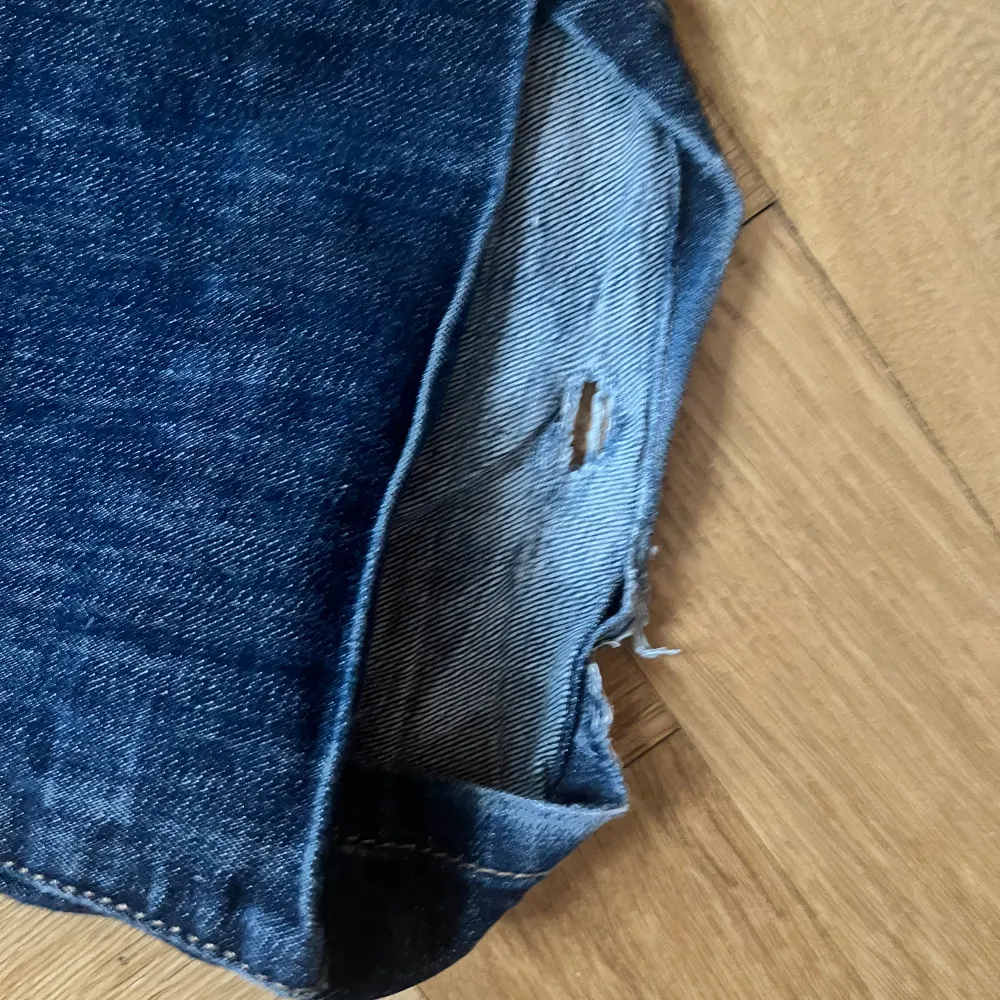 Ett par flaired jeans från Calvin Klein. Köpta på loppis men nästan helt oanvända. Lite skavanker lägst ner vi fötterna men det va så när jag köpte dem. Fråga gärna om ni vill ha bild på. Jeans & Byxor.