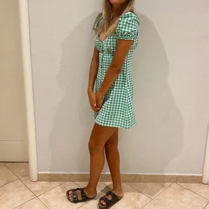 Grön rutig klänning - Grön rutig klänning i strl 38 men passar på mig som vanligtvis har 36💚