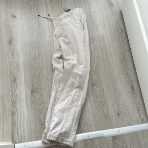 Linnebyxor från dressman - Dom är strl small, skicket är bra, använda ungefär 5-6 gånger. Köpte för 600 säljer dom för 150. 