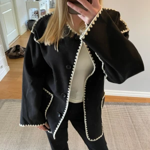 Vårjacka - Säljer denna fina vårjackan. Aldrig använd och kommer med en tillhörande och avtagbar halsduk! Säljer samma i grått 🤍storlek står ej  de men den sitter som en S/M 🤍 köptes för 600kr och pris kan diskuteras vid snabb affär 🤍