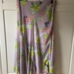 Kjol - Oanvänd maxikjol från weekday. I meshliknande material med inbyggd underkjol. Storlek L.