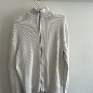 Vit stickad zip tröja  - Storlek S men sitter som en M