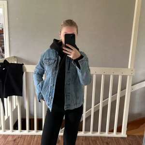Jeans jacka  - Hej säljer denna jeans jacka som aldrig kommit till användning, nyskick