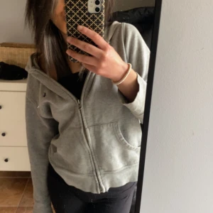 Intressekol på min Ralph lauren zip hoodie - Bra skick storlek xs vill veta om nån skulle va intresserad ❤️ färgen är i grå med blått märke storleken är i m barn är xs/s  vanliga fall och passa mig perfeckt föreslå gärna ett pris 