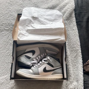 Jordan 1s - Gråa Jordan 1. Fick i julklapp 2022 men har nu växt ur de också. Pris kan diskuteras vid snabb affär 