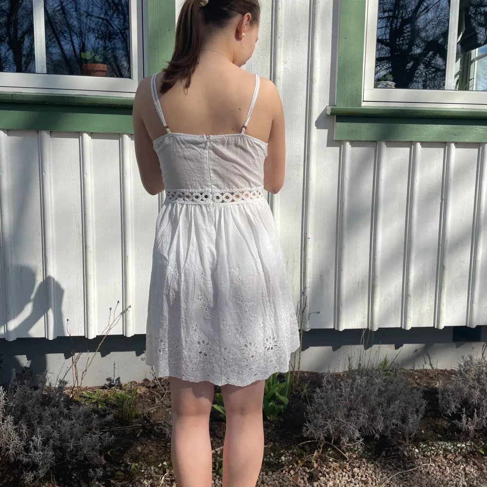 Jätte fin klänning från design by si. Köpt för Inger två år sedan men har aldrig använts då jag hittade ett annat alternativ och prislappen finns kvar. Modellen är 160 cm lång, kjolen är ungefär 48 cm. Ny pris 136. Klänningar.