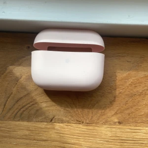 AirPods skal - Fint aripod fodral i ljusrosa! Säljer då de är i fel modell!😊 skriv vid frågor eller fler bilder och innan köp nu!