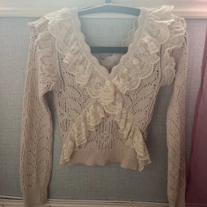 Volang tröja - Säljer den här jättefina volang tröjan. Den är i storlek S och den är från Zara❤️ Kontakta mig för flera bilder eller köp🌸