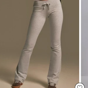 Lågmidjade mjukis - Jag säljer mina mjukisbyxer, jag minns inte vart de är ifrån de har ingen etikett kvar på byxan. Men de liknar Nellys byxer väldigt mycket!💕💕 De är lågmidjade och utsvängda!!