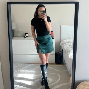 Grön minikjol - Grön minikjol från shein💚 aldrig använd bara testad! 