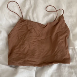 Beige top - Storlek S men passar öven som XS.  Köpare står för frakt 