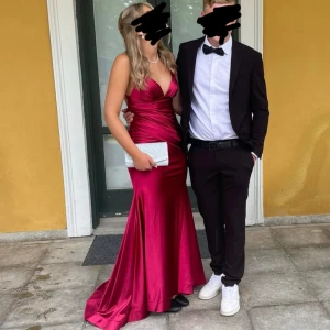 Balklänning  - Säljer nu min fina balklänning i stl 34, men mer som en 36.   Använd en gång, så fortfarande i nyskick. Köpt på Dentelle i Örebro.   Nypris: 3000kr   Köparen står för frakt 💗