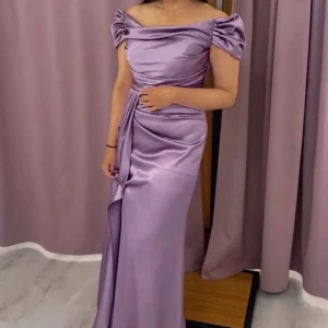 Klänning - En elegant satinklänning som använts vid ett tillfälle och har inga skador eller liknande. Hör gärna av dig vid intresse