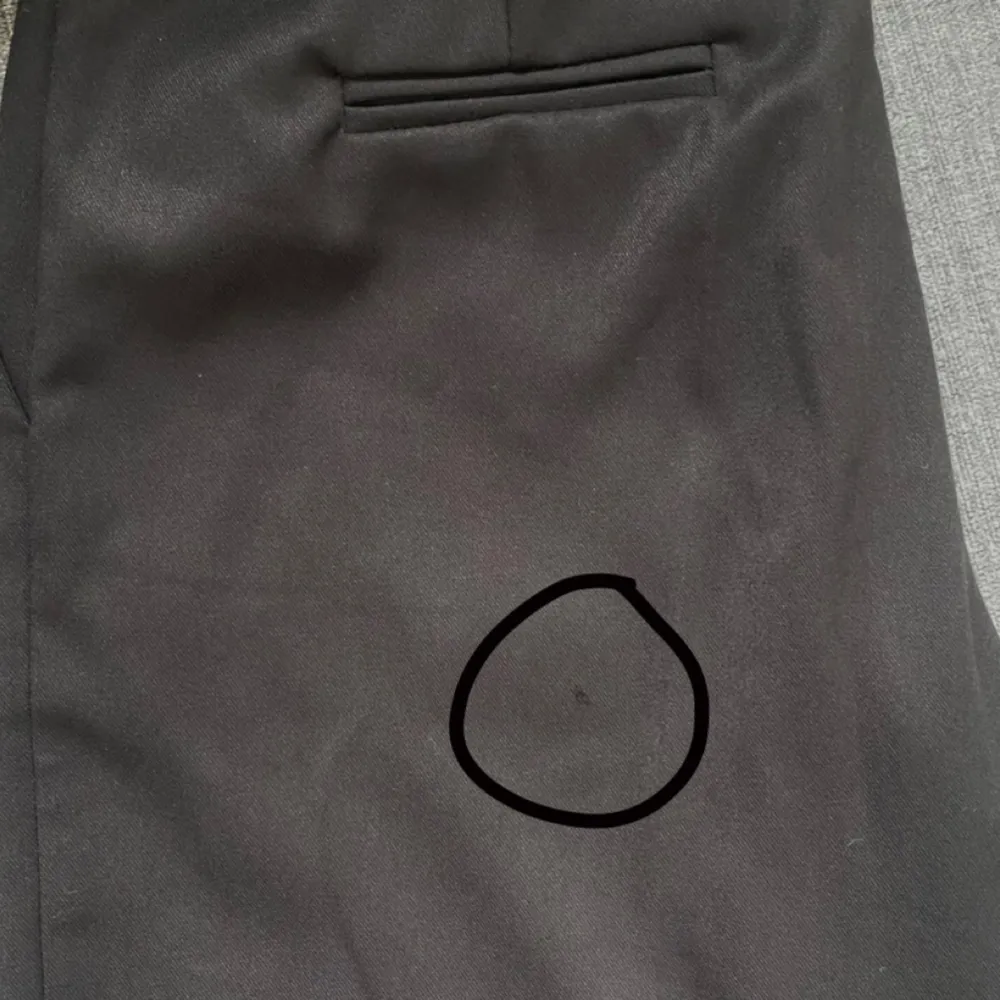 Säljer dessa fina kostymer från Design by Sí, ”Kienna low-waisted suit pants - black”. Orginalpris: 605kr, har lappen kvar. Dock finns det trådar som syns på vänster ben. (Lånade bilder från Design by Sí) kom privat för egna bilder/frågor💕. Jeans & Byxor.