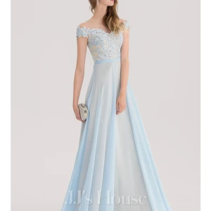 Balklänning  - Intressekoll på min skräddarsydda  balklänning. Super fin ljusblå färg! Endast använd några få timmar på balen annars som ny! Skräddarsydd efter specifika mått:  Byst=82cm Midja=67cm Höfterna=89cm Nyckelben till golvet=134cm 💕💕