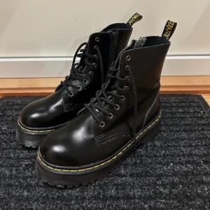 Dr Martens Jadon - Svarta platå Dr Martens använda ett handfull gånger. Snörena kan behövas byta då de är i sämre skick. Annars superskick på skorna!  Det är storlek 43, men passar mig som har 42 utmärkt. 