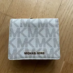 Fräsch knappt använd plånbok från Michael kors. Bra skick, rymlig och bra med utrymme. Måtten är 11 cm i längd och 9 cm i höjd.