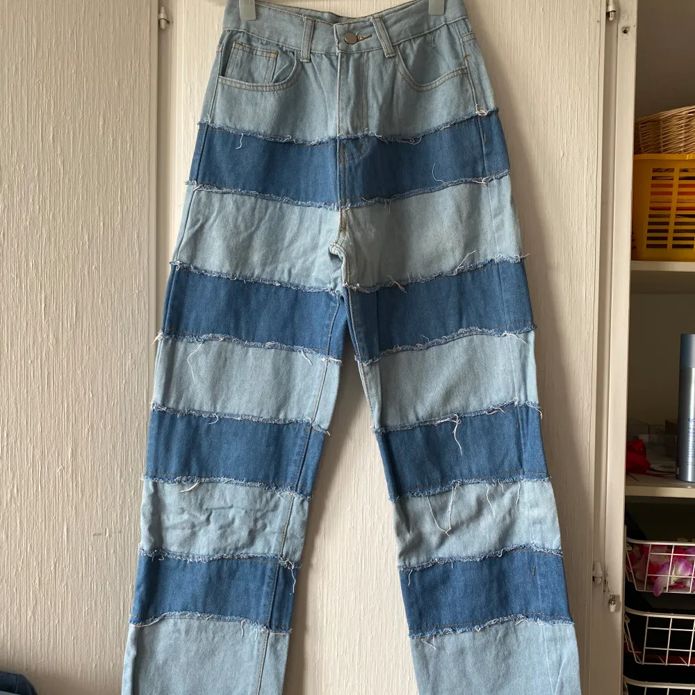 Patchwork jeans i storlek S. Står inget märke.. Jeans & Byxor.