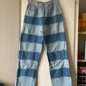 Patchwork jeans i storlek S. Står inget märke.