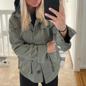 Grön trenchcoat  - Säljer denna trenchcoat då den inte kommer till användning längre, använd ett fåtal gånger så skicket är väldigt bra