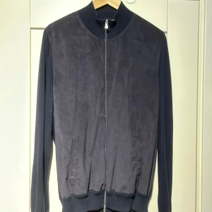 Gran Sasso Alcantara jacket - Använd 1-2 gånger, nyskick, nästan helt orörd. Originalpris 3500. Säljer för 2800.  