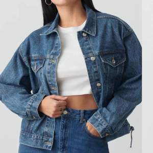 Väldigt fin jeansjacka som passar till det mesta. Den passar även till de som bär M & S då den är lite oversized. Använt ett FÅ tal gånger så den är i mycket bra skick. 