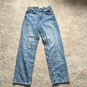 Raka jeans, ganska små i storleken så skulle säga att de passar mer som en 34. Några cm för korta för mig!