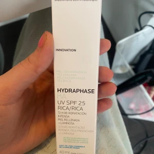 Ansiktskräm  - Helt ny oöppnad!  Den ger fukt till ansiktet. Man får fint glow. Passar torr och känslig hud. Kan blossa upp i huden vid stress, hetta och sol. Lätt och fräsch konsistens som inte gör huden fet. 